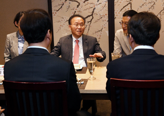 윤재옥 국민의힘 대표 권한대행 겸 원내대표가 17일 서울 여의도 한 식당에서 열린 초선 지역구 당선자 오찬 간담회에 참석해 인사를 나누고 있다. 이날 간담회에는 우재준(대구 북구갑), 정연욱(부산 수영구), 임종득(경북 영주시영양군봉화군), 서명옥(서울 강남구갑), 김종양(경남 창원시의창군), 고동진(서울 강남구병), 조지연(경북 경산시), 정성국(부산 부산진구갑), 신동욱(서울 서초구을), 김상욱(울산 남구갑), 최은석(대구 동구군위군갑), 박성훈(부산 북구을), 이상휘(경북 포항시남구울릉군), 박수민(서울 강남구을) 당선인, 배준영 사무총장, 이인선 비서실장, 정희용 수석대변인 등이 참석했다.<국회사진기자단·연합뉴스>